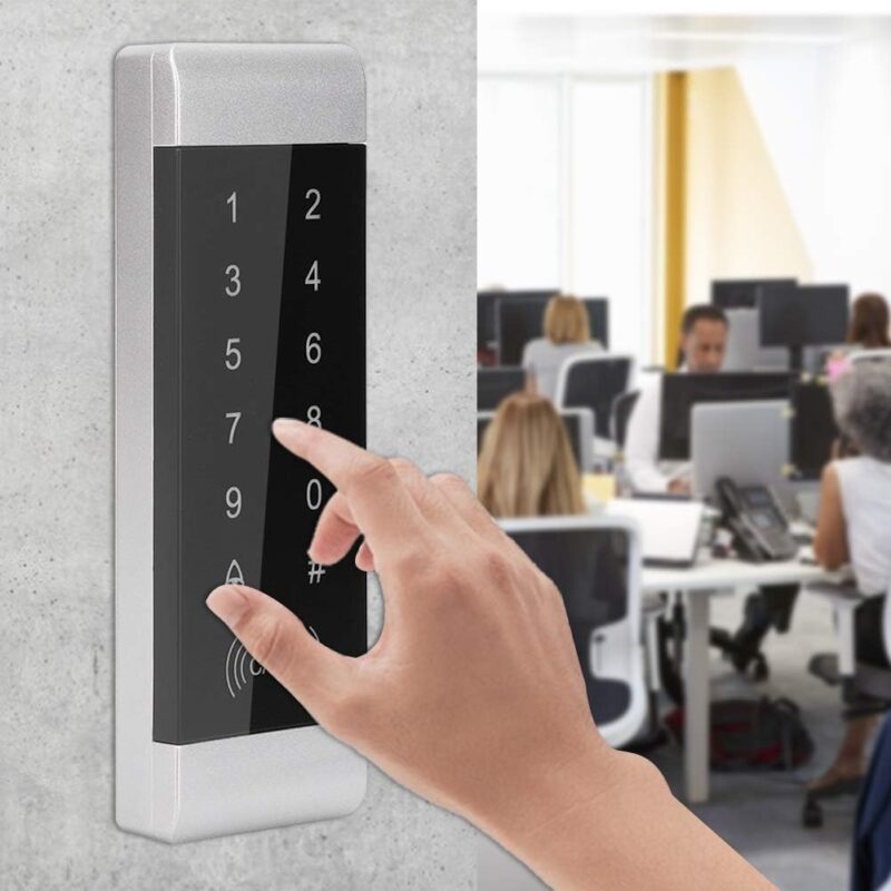 Utilizator introducand codul PIN pe tastatura tactila control acces TSS-217E montata la intrarea intr-un spatiu de birouri